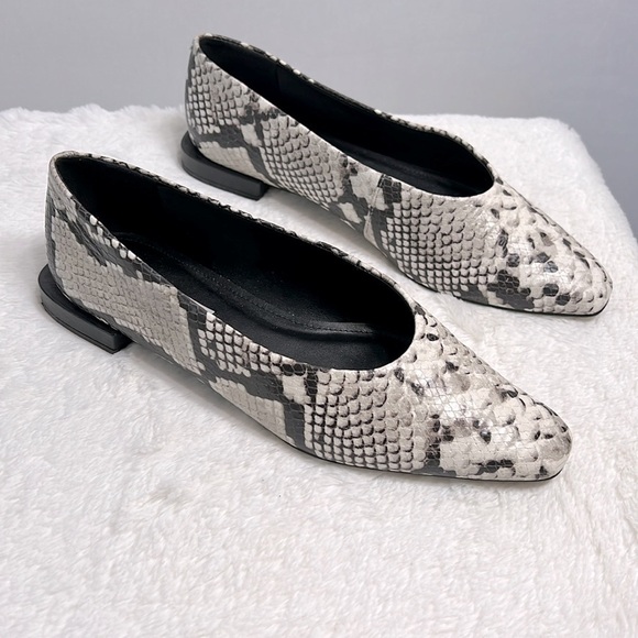 Saks Fifth Avenue Snake Embossed Black/White Leather Ballet Flat Slip size 7.5 - Picture 2 of 10